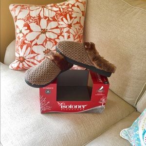 🌸🌸ISOTONER signature slippers, brand new 🌸🌸